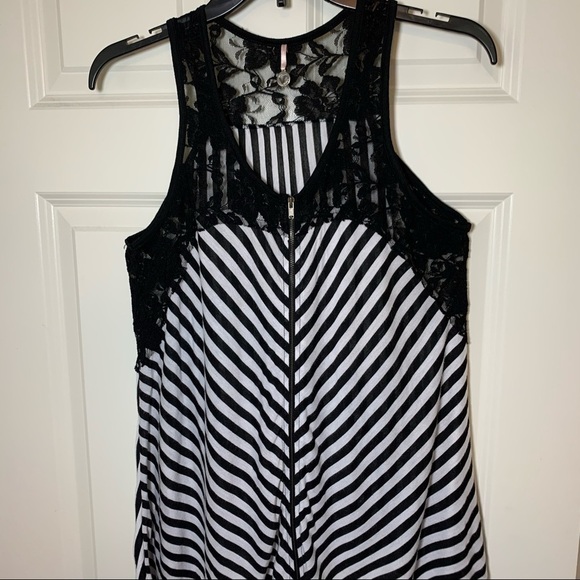 Robin K. tank top with lace shoulder and front zip - Picture 2 of 6